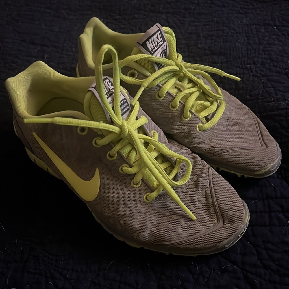 Super comfy and cozy, Nike, tennis shoes, size 6 lime, green and gray👟